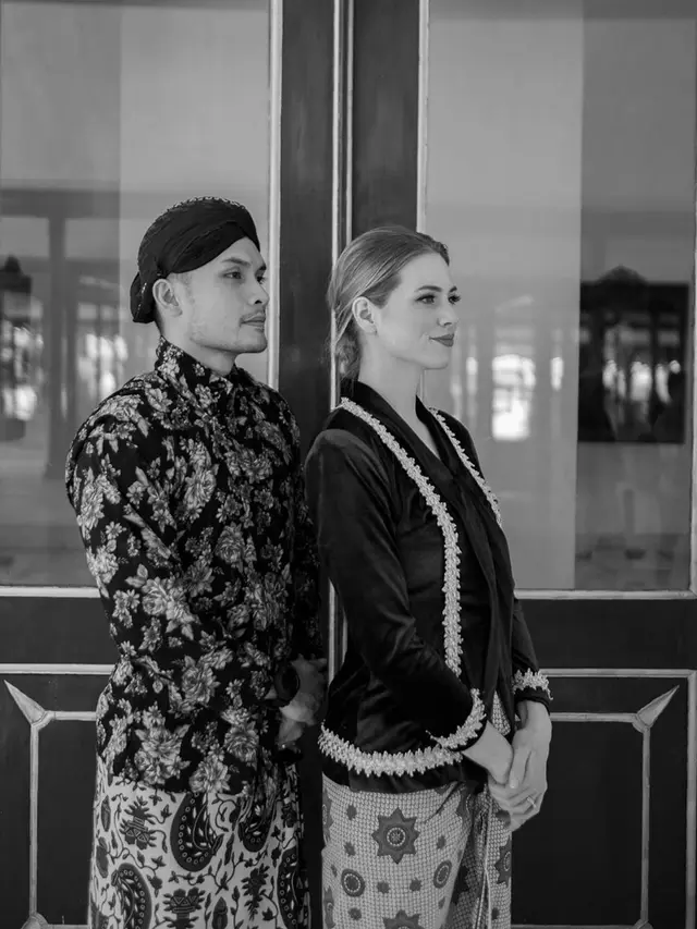 7 Potret Randy Pangalila dan Istri Bulenya dalam Balutan Adat Jawa