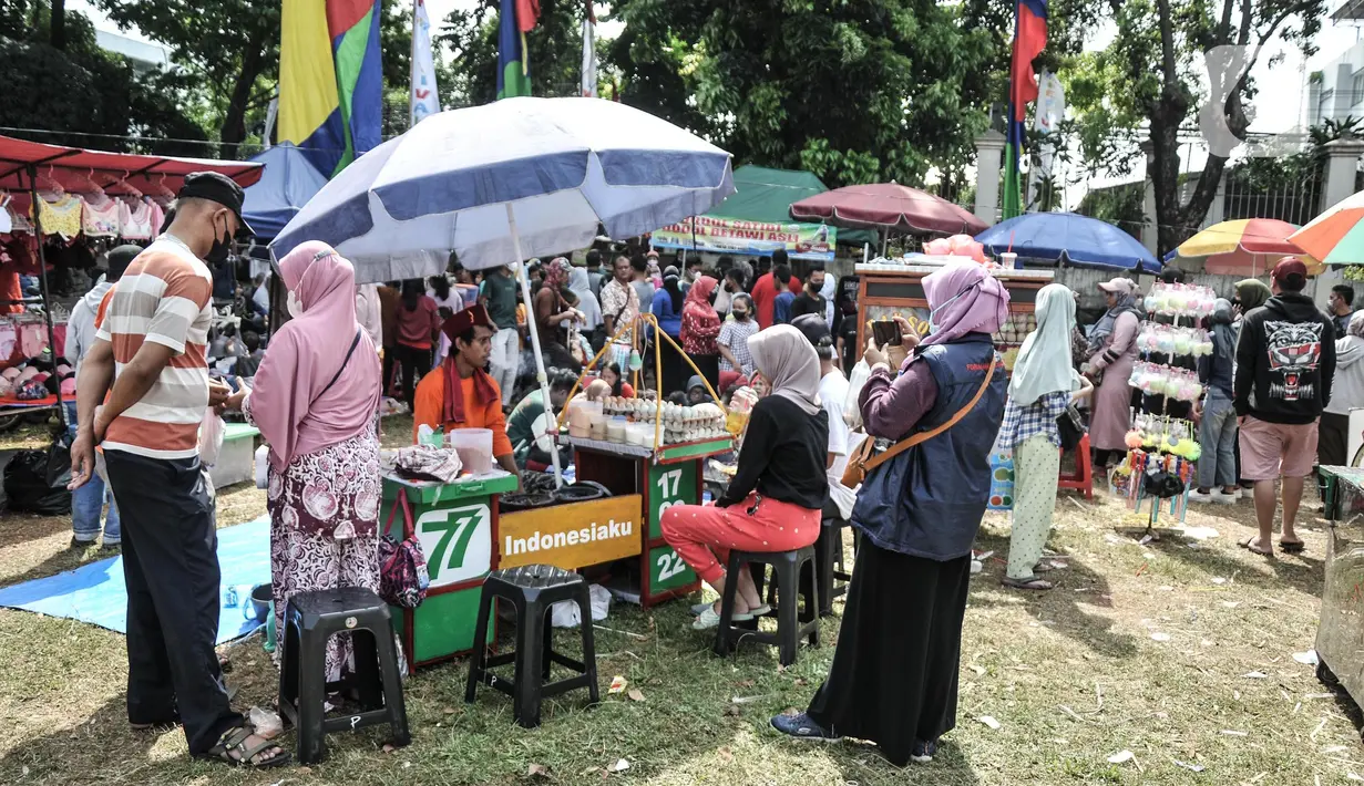 Antusiasme warga saat menghadiri Festival Condet 2022 di Lapangan Gedong, Condet Raya, Jakarta Timur, Minggu (4/9/2022). Selain UMKM kuliner dan pakaian Betawi, festival ini juga dimeriahkan dengan berbagai perlombaam seperti adzan, pencak silat, tari, hingga marawis.  (merdeka.com/Iqbal S. Nugroho)
