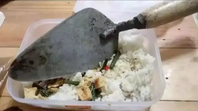 6 Perlengkapan Tukang Bangunan Jadi Alat Masak dan Wadah Makan Ini Kocak