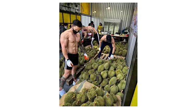 Aksi Viral Pelatih Gym Alih Profesi Jadi Penjual Durian
