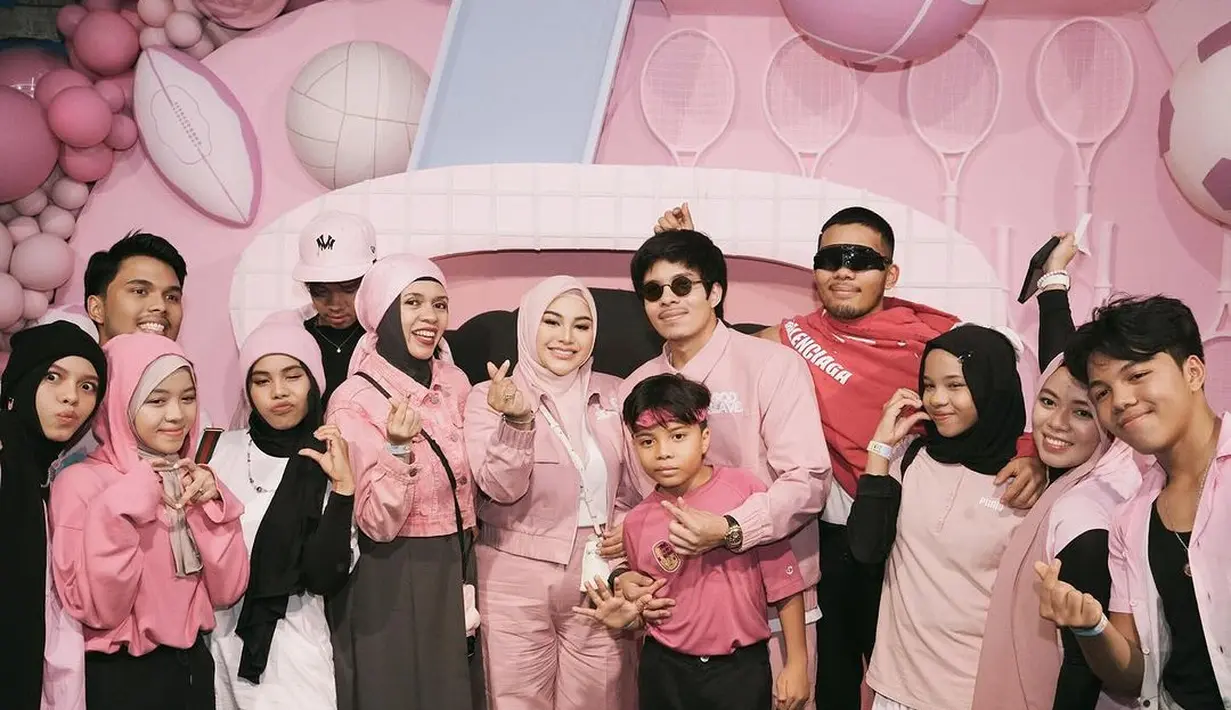 Geni Faruk tampil santin dengan jaket jeans pink dan rok hitam. Dipadukan dengan hijab dual tone pink hitam [@attahalilintar]