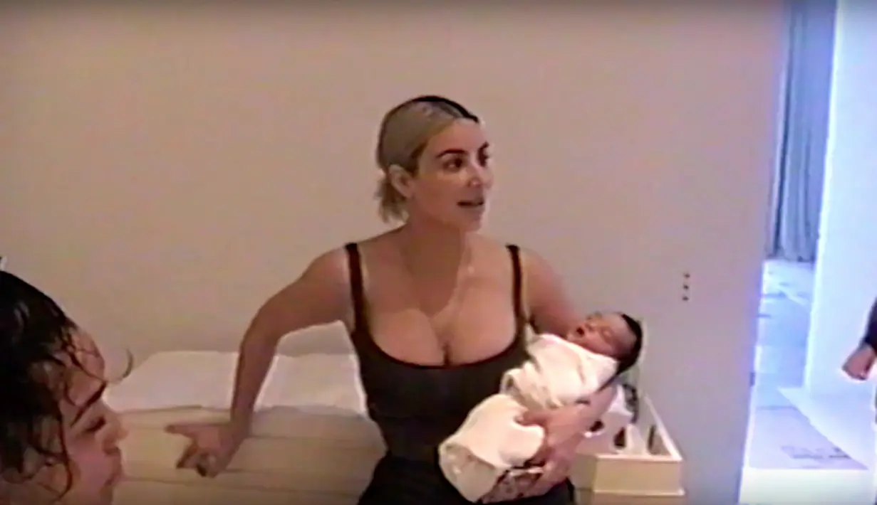 Kemunculan baby Chicago dalam video Kylie Jenner memang tak terlihat sepenuhnya. (instagram/kimkardashian)