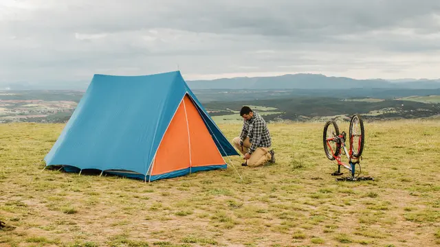 Ilustrasi tenda, kamping