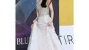 Menangkan Best Actress, Bae Suzy terlihat menawan dengan two pieces silver dress dari Cuccuelli Shaheen. [@kdrama_fashion]