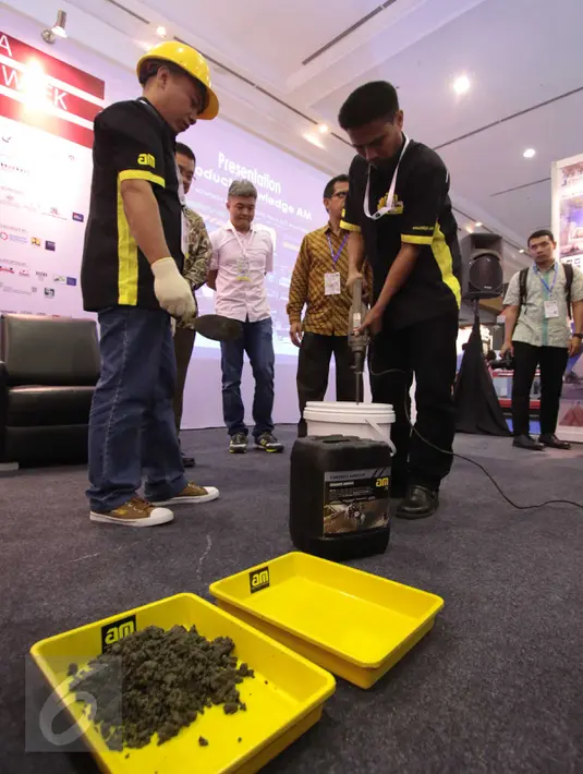 Karyawan AM mempratekkan penggunaan AM 77 dan 78 saat pameran di JCC Senayan Jakarta, Jumat (18/3/2016). AM 77 dan 78 berfungsi untuk meningkatkan initial time sehingga beton tidak cepat beku dan meningkatkan kuat tekan beton (Liputan6.com/Angga Yuniar)