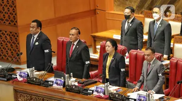 Ketua DPR Puan Maharani (kedua kanan), bersama Wakil Ketua DPR Rachmat Gobel (kiri), Lodewijk Freidrich Paulus (kedua kiri), dan Sufmi Dasco Ahmad (kanan) mengenakan pita hitam bertuliskan DK di lengan saat memimpin rapat Paripurna DPR Ke-8 Masa Persidangan I Tahun Sidang 2022-2023 di Kompleks Parlemen, Senayan, Jakarta, Selasa (4/10/2022). Dalam Rapat Paripurna tersebut DPR mengesahkan sembilan Calon Anggota Komnas HAM RI Periode 2022-2027. (Liputan6.com/Angga Yuniar)