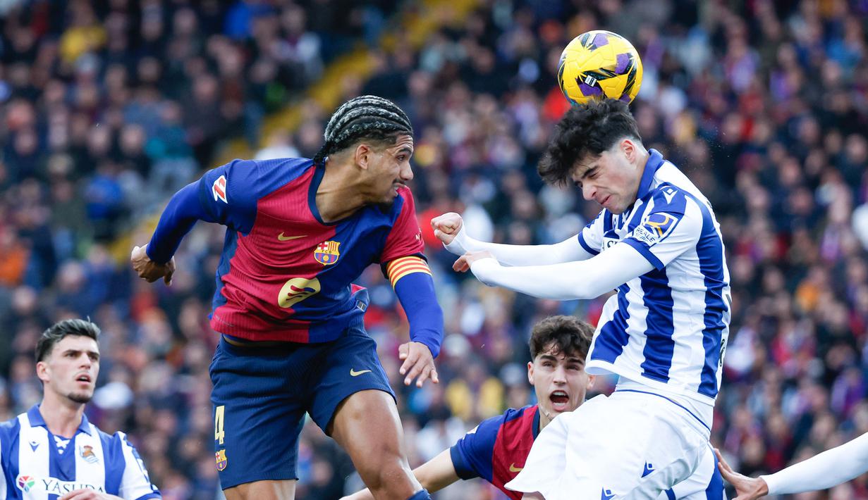 Gol-gol Barcelona dicetak oleh empat pemain berbeda. Mereka adalah Gerard Martin, Marc Casado, Ronald Araujo, dan Robert Lewandowski. (AP Photo/Joan Monfort)