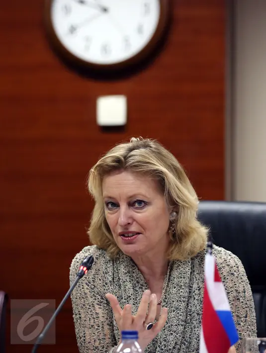 Mendikbud Mariette (Jet) Bussemaker saat melakukan pertemuan dengan Pemerintah Indonesia di Kementrian Menristekdikti, Jakarta (13/2). Kerjasama tersebut meliputi langkah kedua negara yang tengah mempersiapkan SDM berkualitas. (Liputan6.com/Johan Tallo)