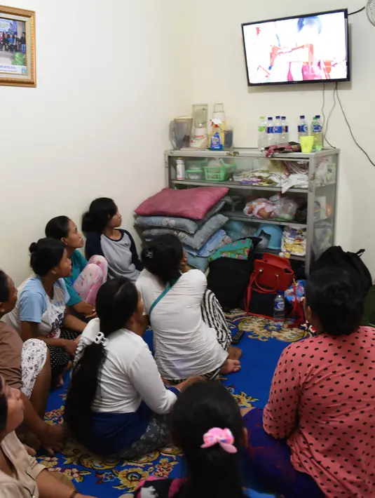 Sejumlah pembantu pengganti saat Lebaran atau infal menyaksikan televisi di tempat penyalur tenaga pembantu Bu Gito di kawasan Cipete, Jakarta Selatan, Rabu (6/6). Kebutuhan pembantu infal menjelang Lebaran semakin meningkat. (Liputan6.com/Arya Manggala)