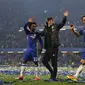 Para pemain Chelsea disambut meriah usai mengalahkan Watford pada laga Premier League di Stadion Stamford Bridge, London, Senin (15/5/2017). Chelsea menang 4-3 atas Watford. (AFP/Adrian Dennis)