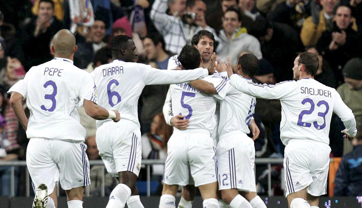 Penyerang Real Madrid Ruud Van Nistelrooy bersama rekan-rekan setim merayakan gol ke gawang Osasuna pada pertandingan Liga Spanyol di Stadium Santiago Bernabeu, Spanyol, Minggu (16/12/2007). (EPA/Javier Lizon)