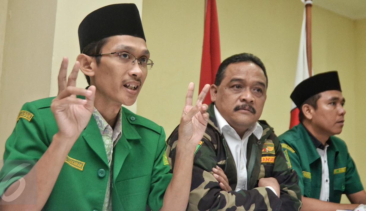 Sekretaris Jenderal DPP GP Ansor, Abdul Rohman (kiri) menggelar jumpa pers di Kantor GP Ansor, Jakarta, Rabu (20/1). GP Ansor menemukan buku pelajaran tingkat Taman Kanak-kanak (TK) yang berbau radikalisme beredar di Depok. (Liputan6.com/Faizal Fanani)