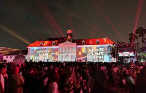 Pengelola Kawasan Kota Tua Jakarta menggelar Jakarta Light Festival untuk memeriahkan perayaan Tahun Baru Imlek 2026. (Liputan6/Rifqy Alief)