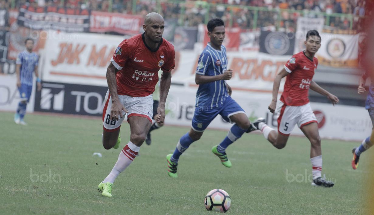 Striker Persija, Reinaldo, menggiring bola saat melawan Persiba pada laga Liga 1 di Stadion Patriot, Bekasi, Jumat  (12/8/2017). Persija menang 2-0 atas Persiba. (Bola.com/M Iqbal Ichsan)