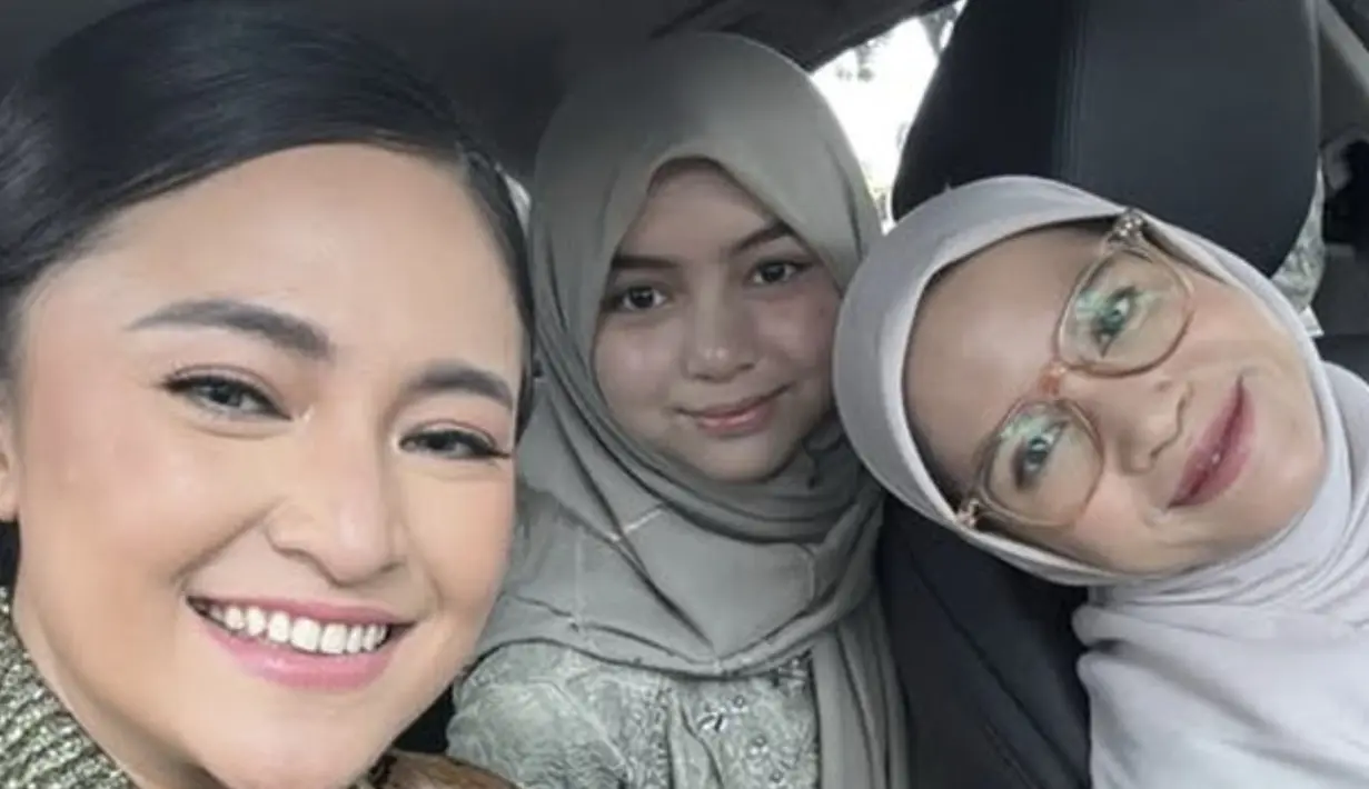 Untuk menambah aksen pada tampilan, Marshanda tambahkan belt yang begitu statement. [Foto: Instagram/ Marshanda]