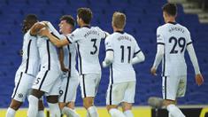 Para pemain Chelsea merayakan gol yang dicetak oleh  Kurt Zouma ke gawang Brighton and Hove Albion pada laga Premier League di Stadion Amex, Selasa (15/9/2020). The Blues menang dengan skor 3-1. (Peter Cziborra/Pool via AP)