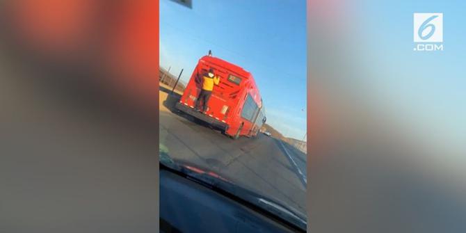 VIDEO: Remaja Nekat Gelantungan di Bus Gara-Gara Bosan