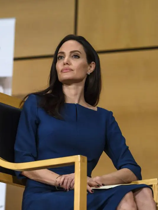 Jolie memang merasa sedih setelah menggugat cerai Pitt. Namun ia tetap fokus untuk menjaga dan mengutamakan kebahagiaan anak-anak. Meskipun begitu, ia juga haya manusia yang tetap membutuhkan cinta. (AFP/Bintang.com)