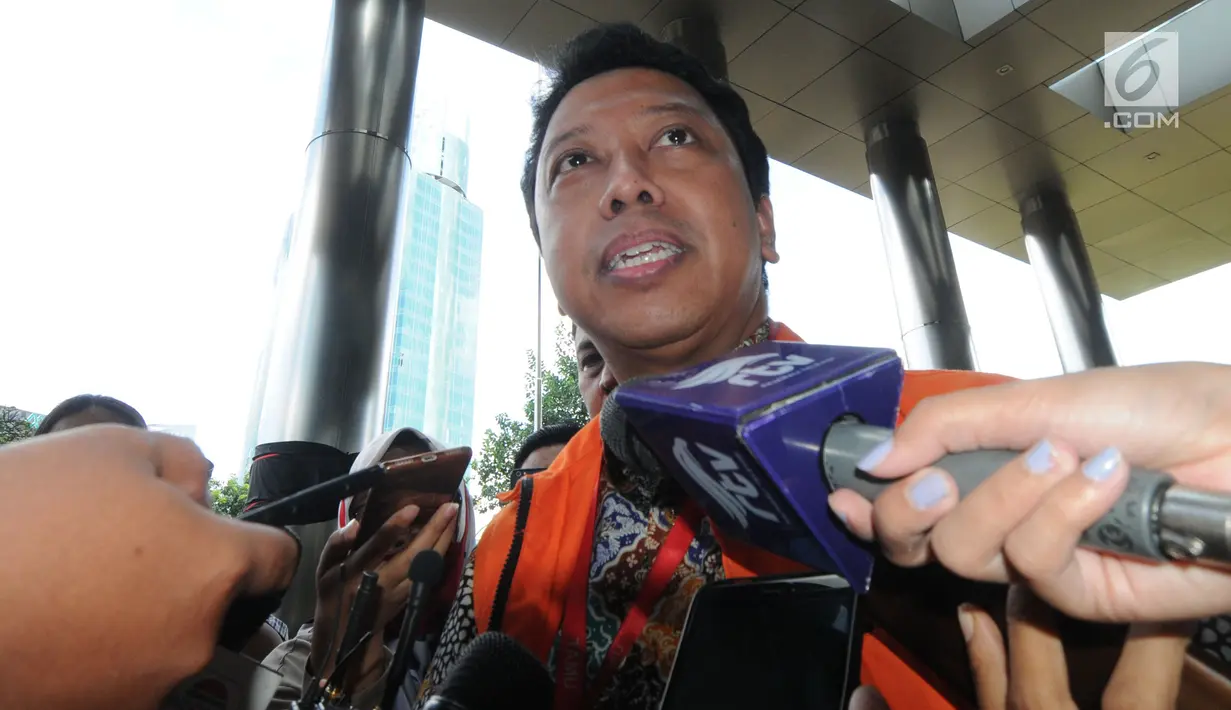 Mantan Ketum PPP, Romahurmuziy menjawab pertanyaan para pewarta setibanya di Gedung KPK, Jakarta, Jumat (22/3). Rommy diperiksa perdana sebagai tersangka suang pengisian jabatan di lingkungan di Kementerian Agama RI. (merdeka.com/Dwi Narwoko)