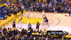 Klay Thompson mencetak 27 poin dan Stephen Curry menambah 25 poin untuk memimpin Golden State meraih kemenangan di game 5 atas Houston.
