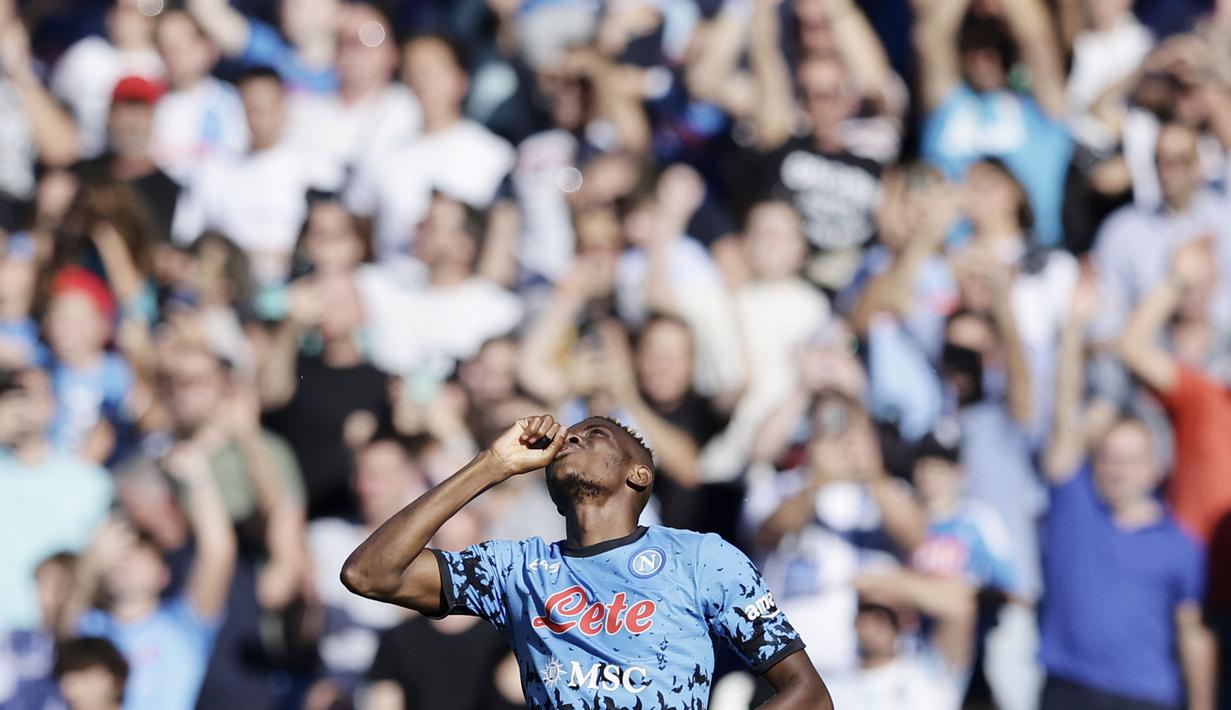 Penyerang Napoli, Victor Osimhen, melakukan selebrasi usai mencetak gol ke gawang Empoli pada laga Liga Italia di Stadion Diego Armando Maradona, Sabtu (29/10/2022). (Alessandro Garofalo/LaPresse via AP)
