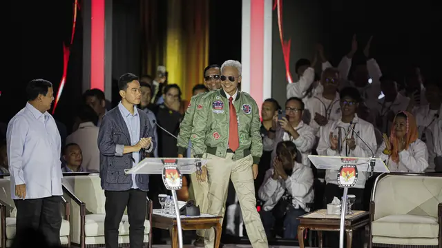 Pasangan capres-cawapres nomor urut 3 Ganjar Pranowo-Mahfud Md saat di lokasi debat capres 2024 pada Minggu (7/1/2024) yang digelar KPU di Istora Senayan, Jakarta.