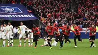 PSG gagal merengkuh gelar Coupe de France setelah takluk dari Rennes lewat adu penalti di Stade de France, Minggu dini hari WIB (28/4/2019). (AFP/Anne-Christine Poujoulat)