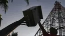 Petugas PT Tower Bersama Infrastructure Tbk (TBIG) melakukan perawatan rutin tower di Kepulauan Seribu, Rabu, 18/9/2019). PT TBIG memiliki 26.713 penyewaan dan 15.344 site telekomunikasi tersebar di seluruh indonesia, ditargetkan akan menambah 3000 penyewaan di tahun 2019. (Liputan6.com/Johan Tallo)