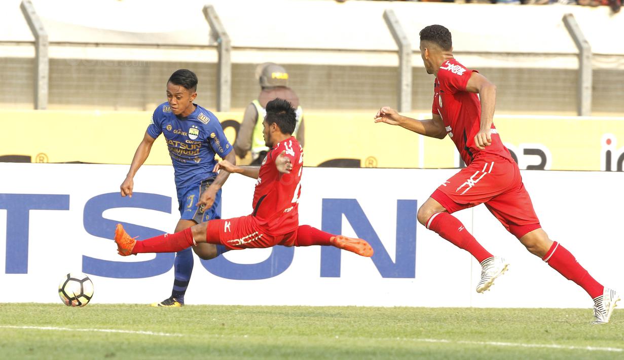 Bek Semen Padang, Novan Setya, berusaha menghadang gelandang Persib, Febri Hariyadi, pada laga Liga 1 Indonesia di Stadion Si Jalak Harupat, Bandung, Sabtu, (9/9/2017). Persib ditahan imbang 2-2 oleh Semen Padang. (Bola.com/M Iqbal Ichsan)