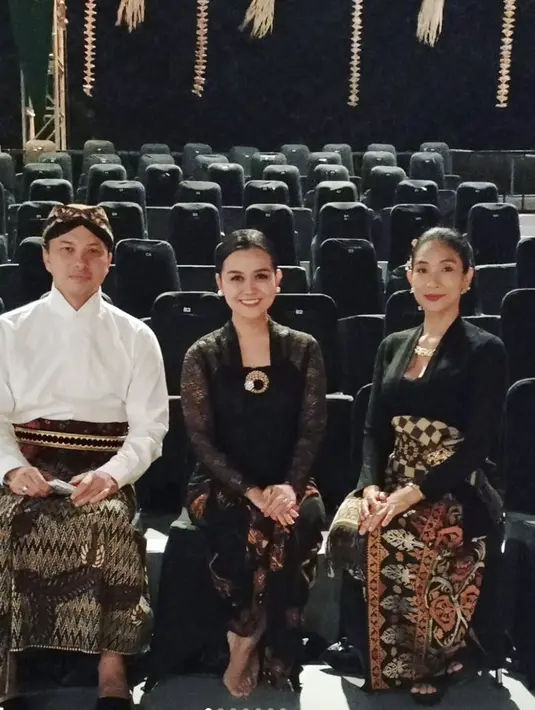 Kali ini nicholas Saputra memilih kemeja dan kain. Ia juga mengenakan blankon untuk sempurnakan gayanya. Pilihan kemeja dengan kerah tinggu jadikan tampilannya bagai bangsawan. [Foto: Instagram/ Nicholas Saputra]