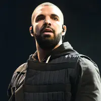 Penampilan Drake pada Wireless Festival 2015 (via digitalspy.co.uk)
