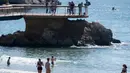 Orang-orang berjemur dan berenang di pantai Catalans (Plage des Catalans) di Marseille, Prancis Selatan, (17/4). Pantai ini memiliki dua lapangan voli pantai di mana beberapa kompetisi internasional diselenggarakan. (AFP Photo/Bertrand Langlois)