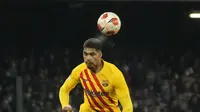 Bek Barcelona Ronald Araujo berebut bola dengan penyerang Napoli Victor Osimhen pada play-off fase gugur Liga Europa 2021/2022 di Stadion Diego Armando Maradona, Jumat (25/2/2022) dini hari WIB. Barcelona melaju ke babak 16 besar usai menang telak 4-2 di kandang Napoli. (AP Photo/Gregorio Borgia)