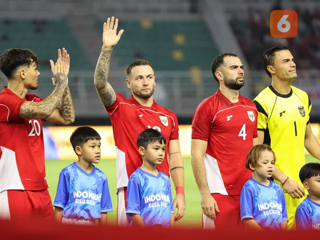 <p>Pemain Timnas Indonesia, Marc Klok melambaikan tangan ke arah tribune penonton dalam laga FIFA Matchday melawan Chinese Taipei di Stadion Gelora Bung Tomo (GBT), Surabaya, Jumat (05/09/2025). (Bola.com/Abdul Aziz)</p>