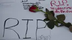 Mawar ditempatkan pada pesan belasungkawa untuk korban penembakan massal di mal Terminal 21 Korat di Nakhon Ratchasima, Thailand, Senin, (10/2/2020). Seorang tentara Thailand, Jakraphanth Thomma, mengamuk dan memberondong pengunjung mal Terminal 21 di Korat dengan senapan. (AP Photo/Sakchai Lalit)