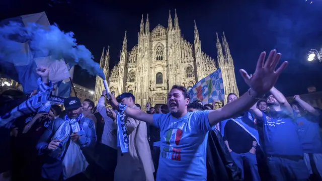 Foto: Melihat Perayaan Gila Suporter Napoli di Kota Naples