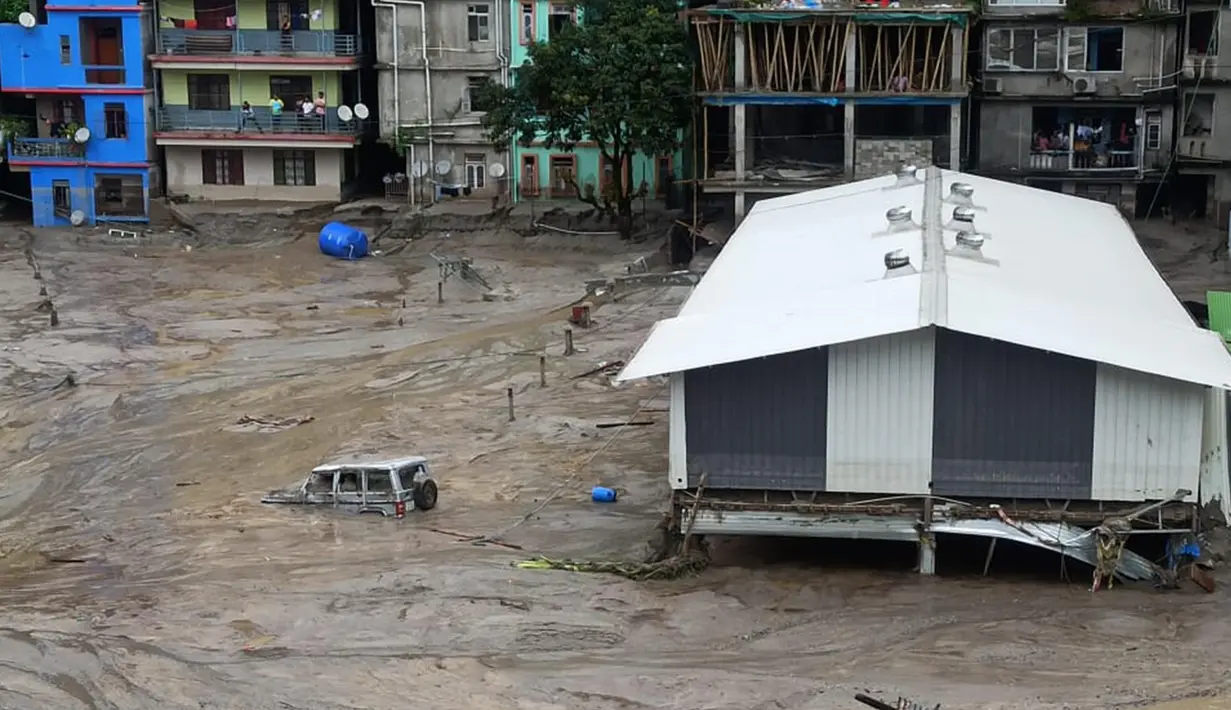 Sebuah kendaraan terendam sebagian di dalam air setelah banjir bandang yang dipicu oleh hujan lebat yang tiba-tiba menggenangi kota Rangpo di Sikkim, India, Kamis, 5 Oktober 2023. (AP Photo/Prakash Adhikari)