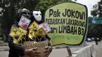 Gerakan Perempuan Lakardowo Mandiri (Green Woman) menggelar aksi di depan Istana Negara, Jakarta, Kamis (1/2). Mereka meminta pemerintah serius menangani pencemaran lingkungan di Lakardowo, Jetis, Mojokerto, Jawa Timur. (Liputan6.com/Arya Manggala)