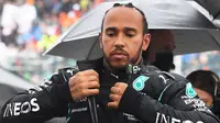 Juara bertahan, Lewis Hamilton masih menempel ketat sang pemuncak klasemen dengan jarak 12 poin. Ia dan tim Mercedes tentu akan menyiapkan berbagai strategi untuk mencuri kembali gelar juara dunia, salah satunya dengan penggantain mesin barunya di GP Turki lalu. (AFP/Pool/John Thys)