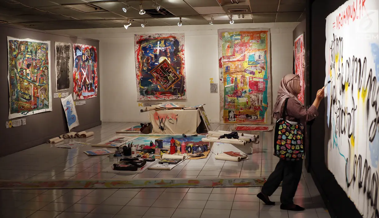 Pengunjung ikut berpartisipasi dengan membuat karya di media yang disediakan perupa saat pameran bertajuk Jakarta Open Studio di Taman Ismail Marzuki (TIM), Jakarta, Senin (17/7). (Liputan6.com/Immanuel Antonius)