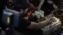 Kekasih almarhum Andika Putra Sahadewa, Nicky Santoso menaruh mawar di makam di TPU Sunan Giri, Rawamangun, Jakarta, Selasa (10/9). Bassist grup band Kerispatih, Andika Putra Sahadewa, meninggal dunia di usia 36 tahun. (Liputan6.com/Faizal Fanani)