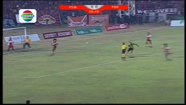 Ghozali Siregar asala Persipasi Bandung Raya bernasib sial saat tendangan indahnya dari jarak jauh menerpa tiang gawang PSM Makassar.
