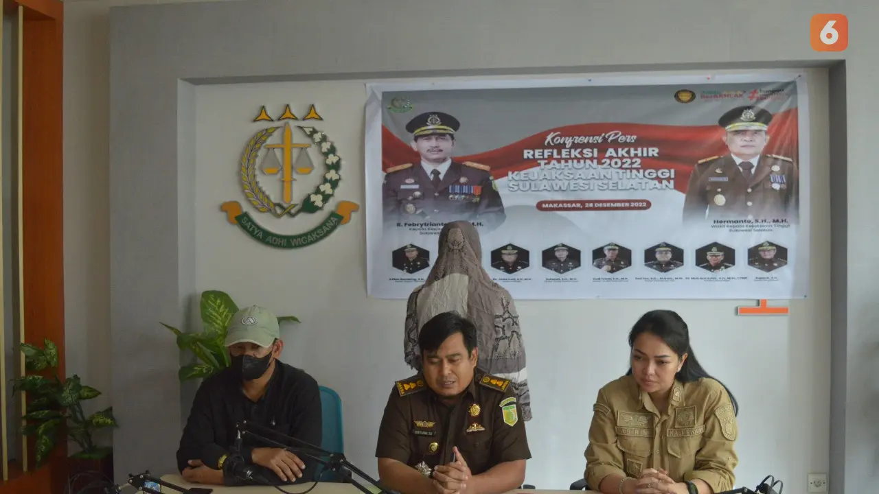Kejati Sulsel memperlihatkan Meryam Mistham Kamase, pelaku penipuan penjualan berlian palsu (Liputan6.com/Eka Hakim)