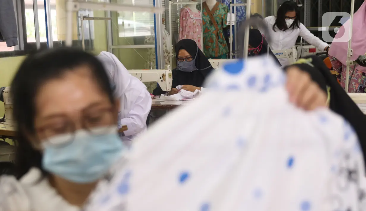Peserta mengikuti pelatihan tata boga dan tata busana di Pusat Pelatihan Kerja Daerah (PPKD) Jakarta Pusat, Senin (14/12/2020). Dengan pelatihan ini diharapkan mereka dapat membuka usaha agar mendapat penghasilan hingga membuka lapangan kerja di tengah pandemi Covid-19. (Liputan6.com/Angga Yuniar)