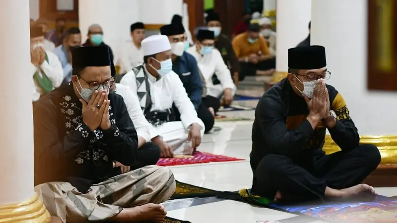Potret Kebersamaan Ridwan Kamil dan Anies Baswedan di Masjid Agung Sumedang
