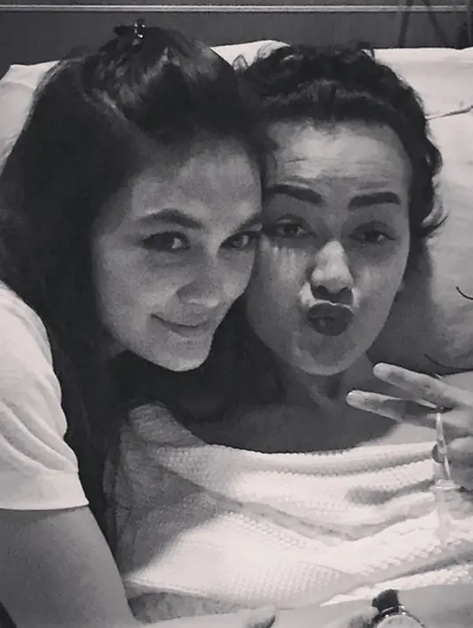 Di dalam mobil jenazah menuju rumah duka, Luna Maya menuliskan kesedihan dan keikhlasannya untuk kepergian Jupe. “Aku sedih tapi di satu sisi iklas Karena mungkin menurut Allah udah saat nya km pulang,” tulis Luna Maya. (Instagram/lunamaya)