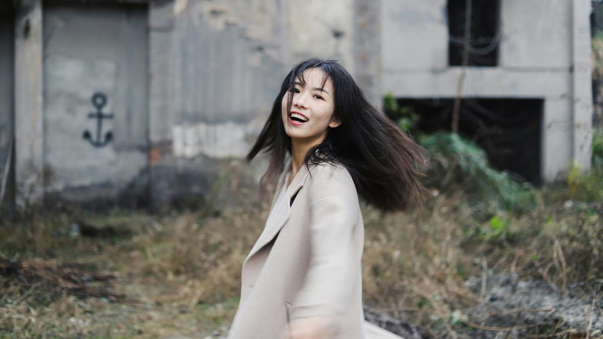 Tanpa Mencari Validasi, Wanita Punya Sifat Langka yang Tidak Mengejar Perhatian dan Bikin Hubungan Makin Kuat