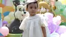 Cara Rise tampak menggemaskan dengan dress putih selutut yang dipermanis dengan aksesoris kepala khas putri Inggris. (Foto: Instgaram/ riantic)