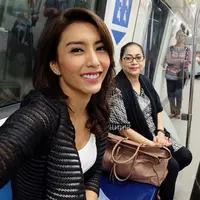 Tyas Mirasih dan sang bunda saat berada di Singapura. (Instagram @tyasmirasih)