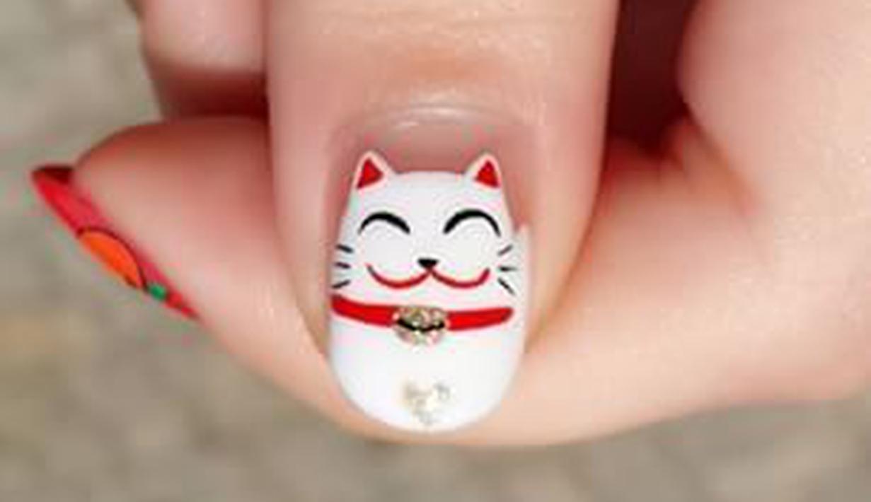 Nail Art Imlek Desain Ayam Warna Merah Dan Emas